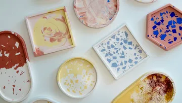 Bunte Terrazzo-Tabletts auf weißer Oberfläche.