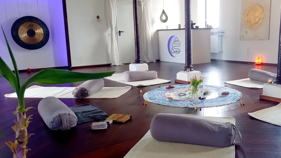 Yogamatten in einem ruhigen Studio arrangiert.