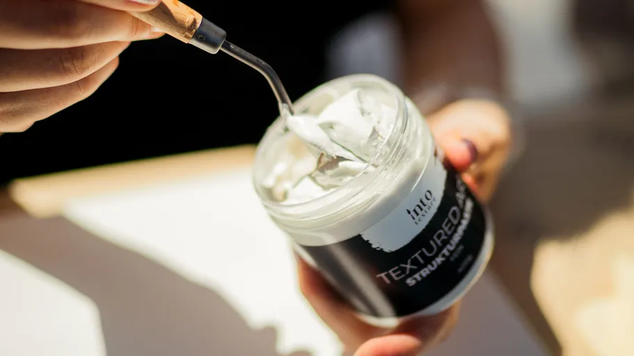 Person hält Kunstpaste mit Spachtel.