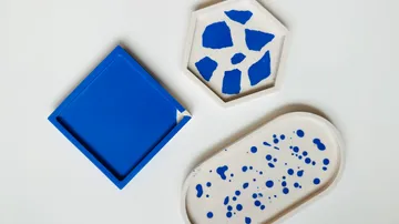 Drei geometrische Tabletts auf weißem Hintergrund.