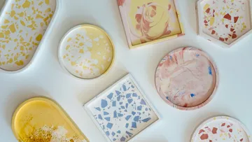 Bunte Terrazzo-Untersetzer auf einem Tisch angeordnet.