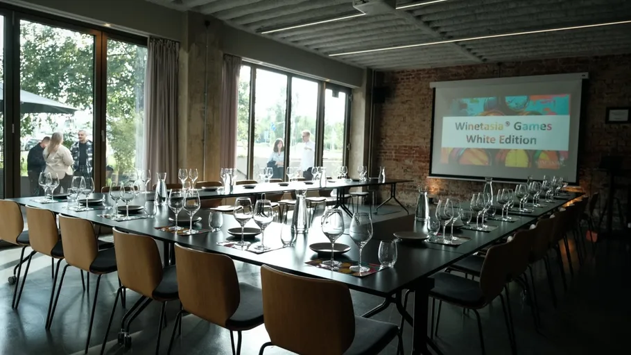 Konferenzraum mit Tischen und Gläsern eingerichtet.