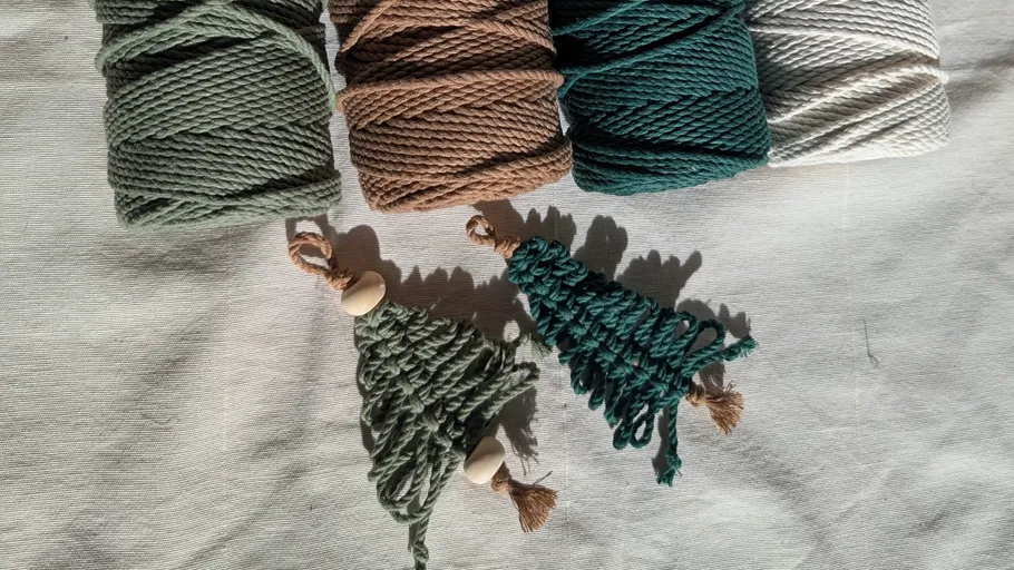 Yarn rolls with macrame Christmas trees.