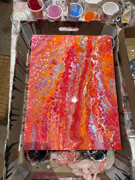 Abstraktes Gemälde mit roten und orangenen Acrylfarben.