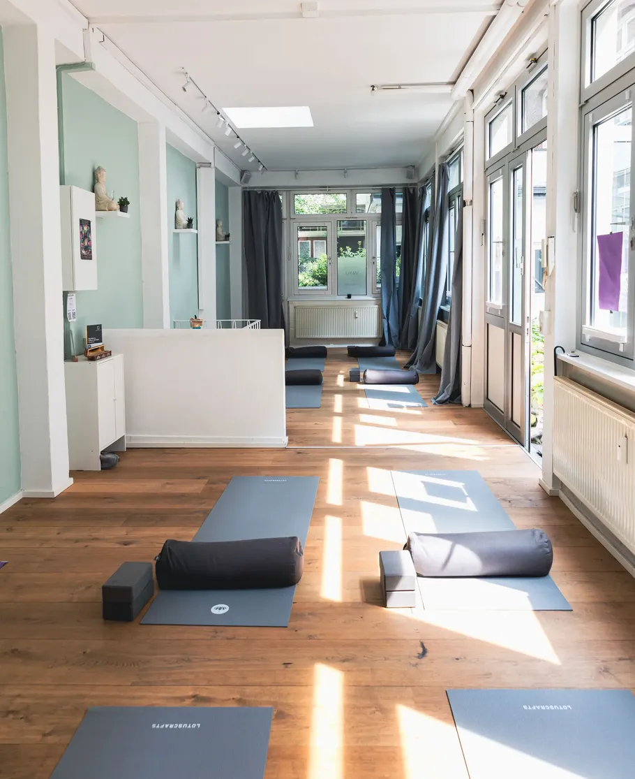Yogastudio mit Matten und natürlichem Licht.