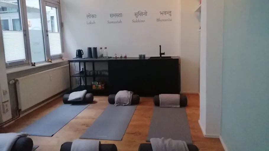 Yogamatten und Kissen im Studio.