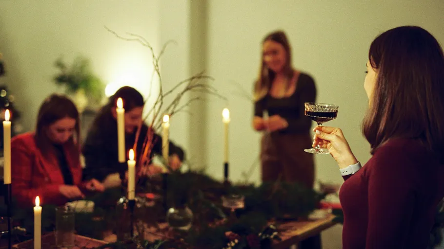 Menschen genießen Getränke und Essen am Tisch.