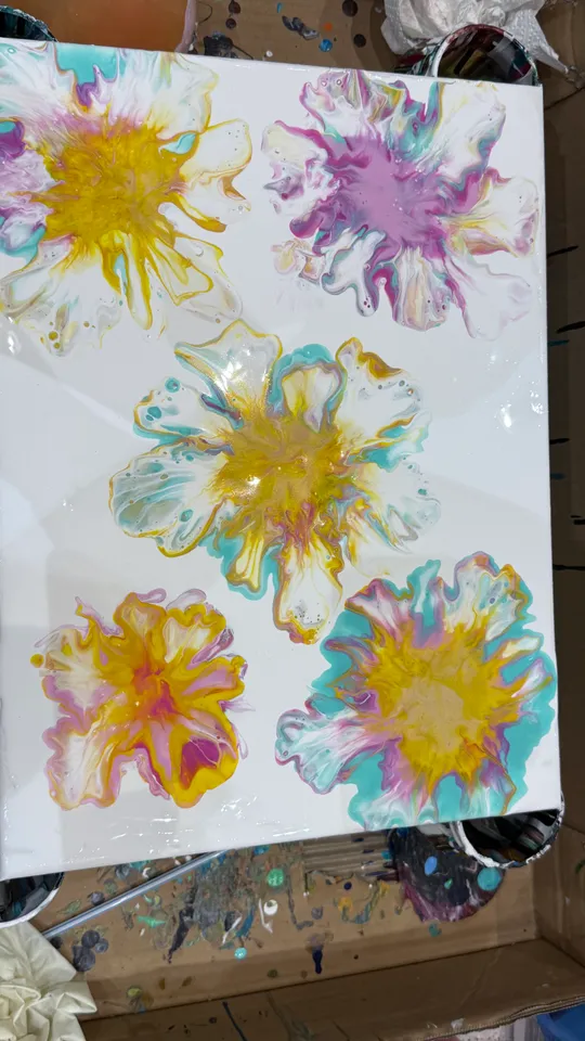 Abstrakte Blumenspritzer auf Leinwand.