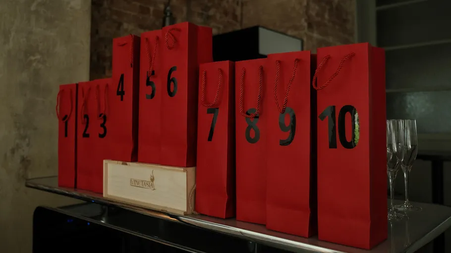 Rote Geschenktüten, nummeriert eins bis zehn, angeordnet.