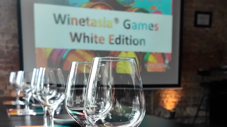 Weingläser vor einem Präsentationsbildschirm.