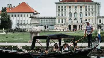 Gondel auf Kanal nahe großem Gebäude.