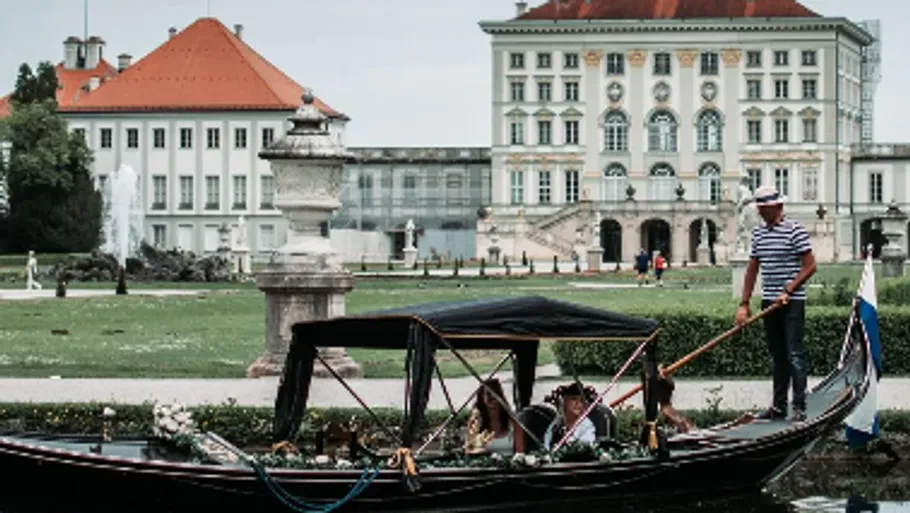 Gondel auf Kanal nahe großem Gebäude.