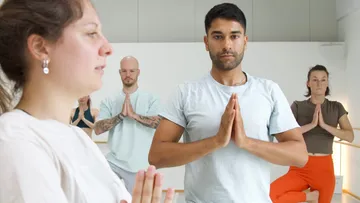 Gruppe praktiziert Yoga in einem Studio.