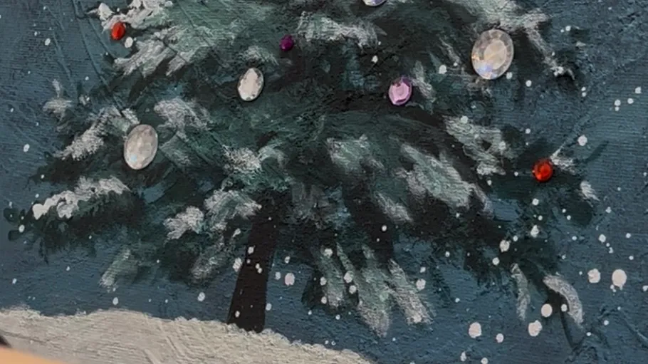 Gemalter Weihnachtsbaum mit schneebedeckten Zweigen.