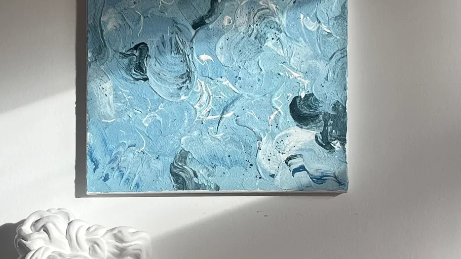 Abstraktes blaues Gemälde an einer Wand.