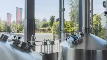 Große Brauereitanks in einer modernen Brauerei.