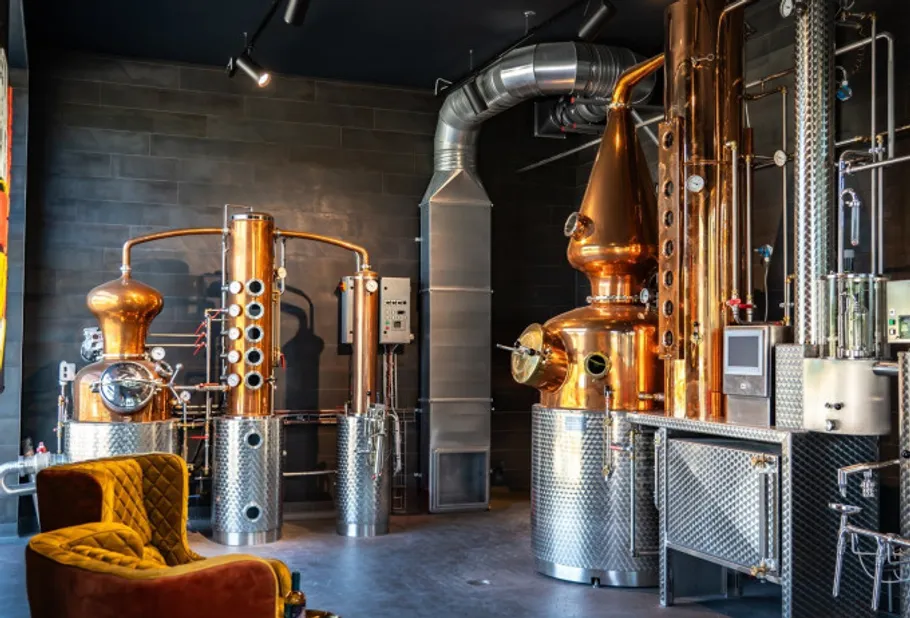 Kupferbrennereigeräte in moderner Brennerei.