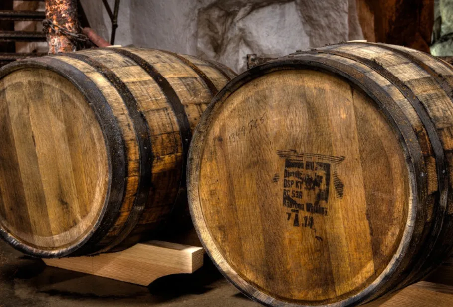 Zwei Holzfässer in einem Keller.