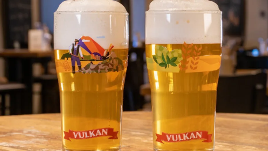 Zwei Biergläser auf einem Tisch.