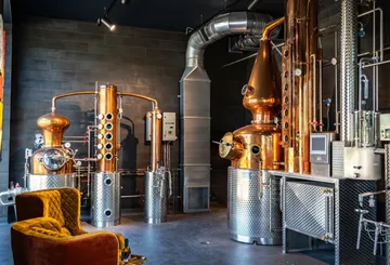 Brennanlagen in einem Industrieraum.