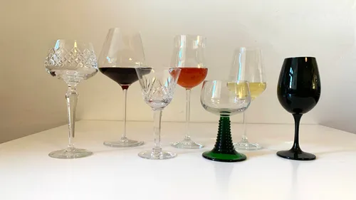 Various wine glasses with different drinks displayed.