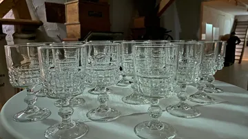Mehrere Glasbecher auf einem runden Tisch.