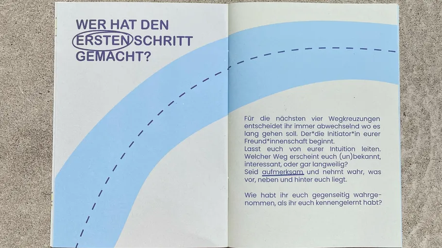 Offenes Buch mit motivierendem Text auf Bürgersteig.