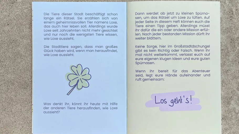 Aufgeschlagenes Buch mit Text und Kleebild.