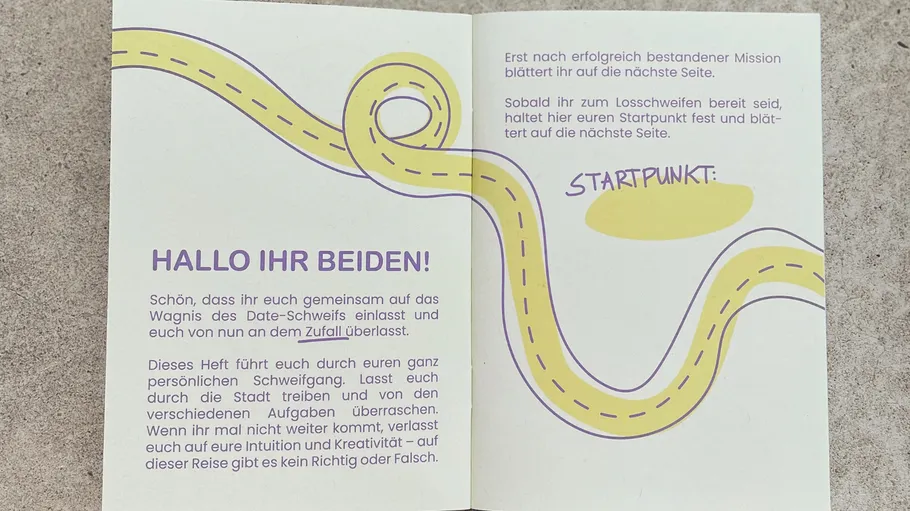 Offenes Heft mit gewundener Pfadillustration.