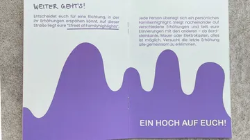 Broschüre mit lila Wellenmuster auf Beton.