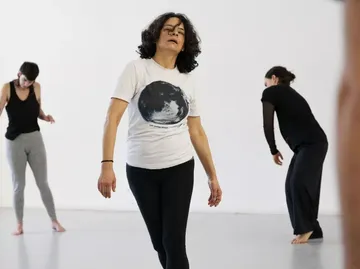 Frauen tanzen in einem Studio.