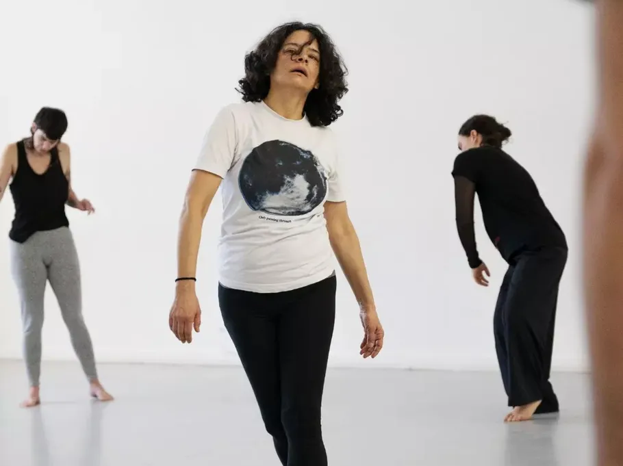 Frauen tanzen in einem Studio.