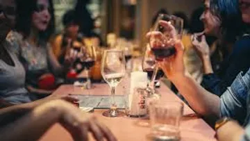 Menschen genießen Getränke in einem vollen Restaurant.