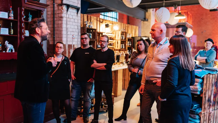 Leute versammelt, hören aufmerksam, in gemütlicher Bar.