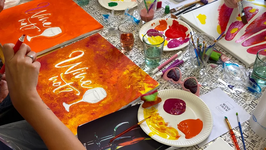 Personen malen Leinwände im Kunstkurs.