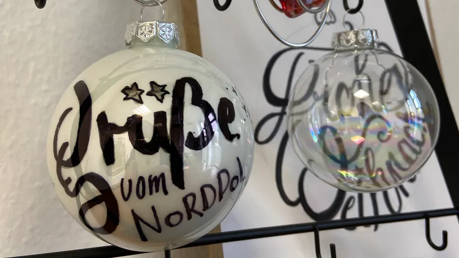 Dekorierte Kugeln hängen am Ausstellungsständer.