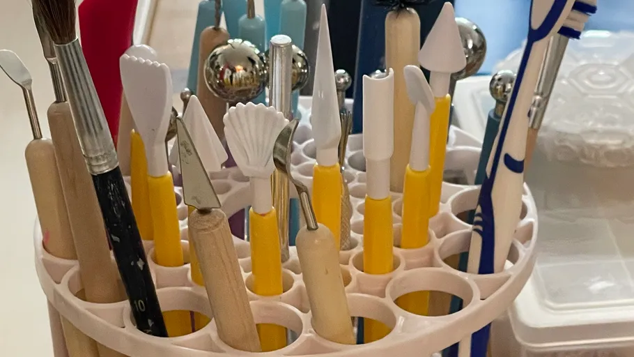 Bildhauerwerkzeuge in einem Halter organisiert.