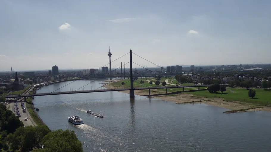 Brücke überquert Fluss in Stadtlandschaft.