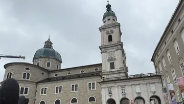 Historische Kirche mit Glockenturm, bewölkter Himmel.