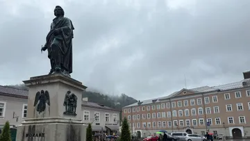 Statue auf Platz an wolkigem Tag.