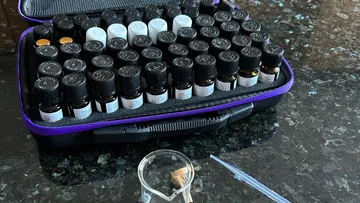 Aromatherapiefläschchen in einem Etui auf Arbeitsplatte.