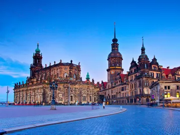 Historische Gebäude stehen, beleuchtet bei Dämmerung in Dresden.