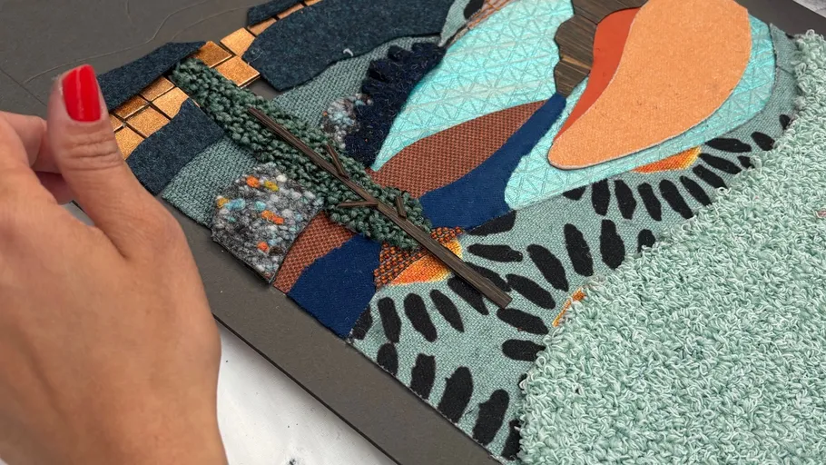 Hand arrangiert farbige Textilcollage-Kunst.