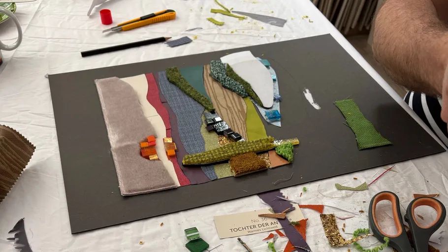 Hand fertigt textile Collage auf Tisch.