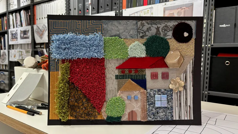 Bunte Textilcollage auf Tisch im Büro.