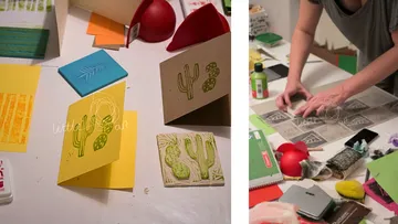 Handgefertigte Karten und Stempel auf Werkstatttisch.