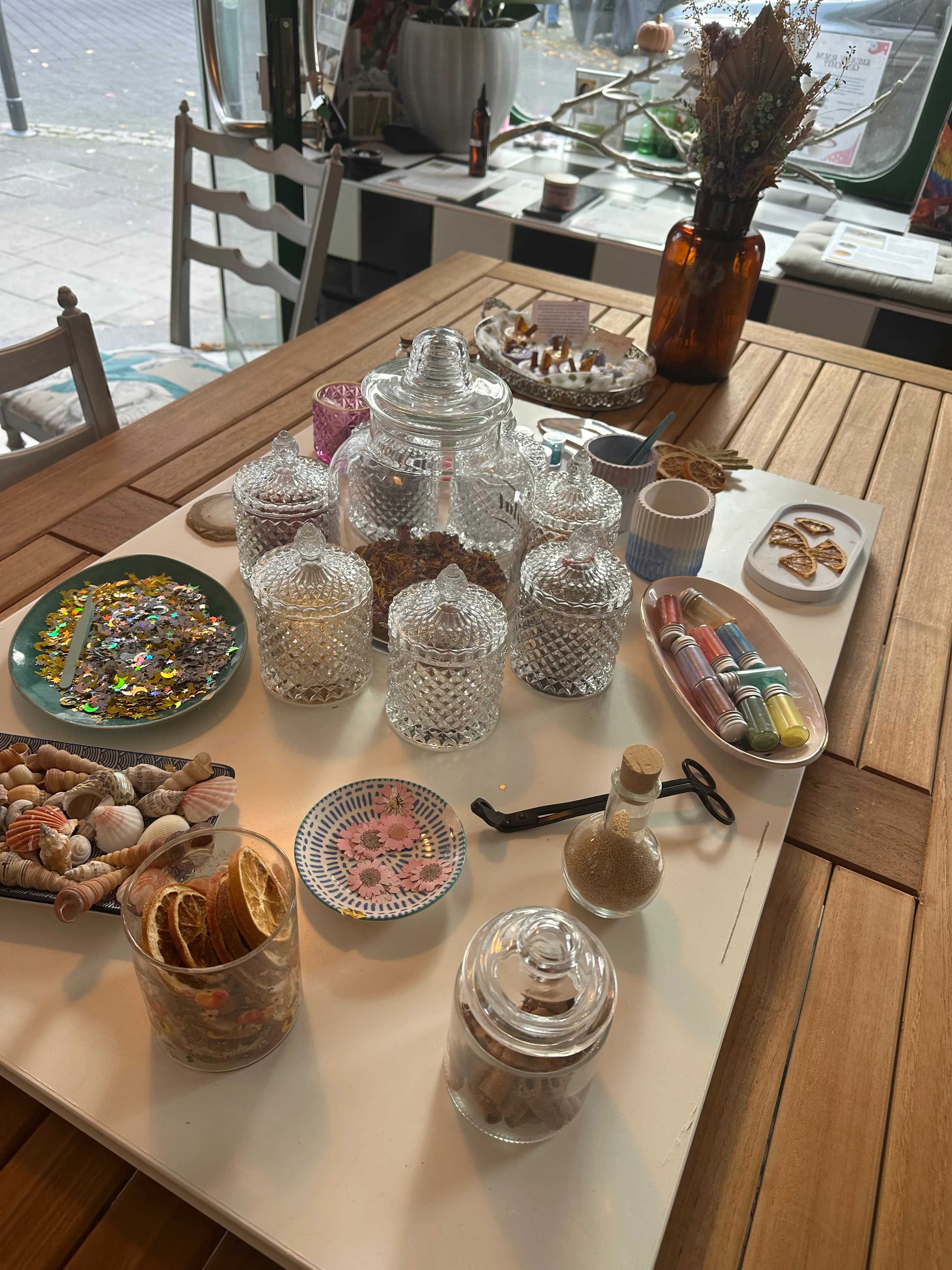 Bastelmaterialien auf einem Holztisch angeordnet.