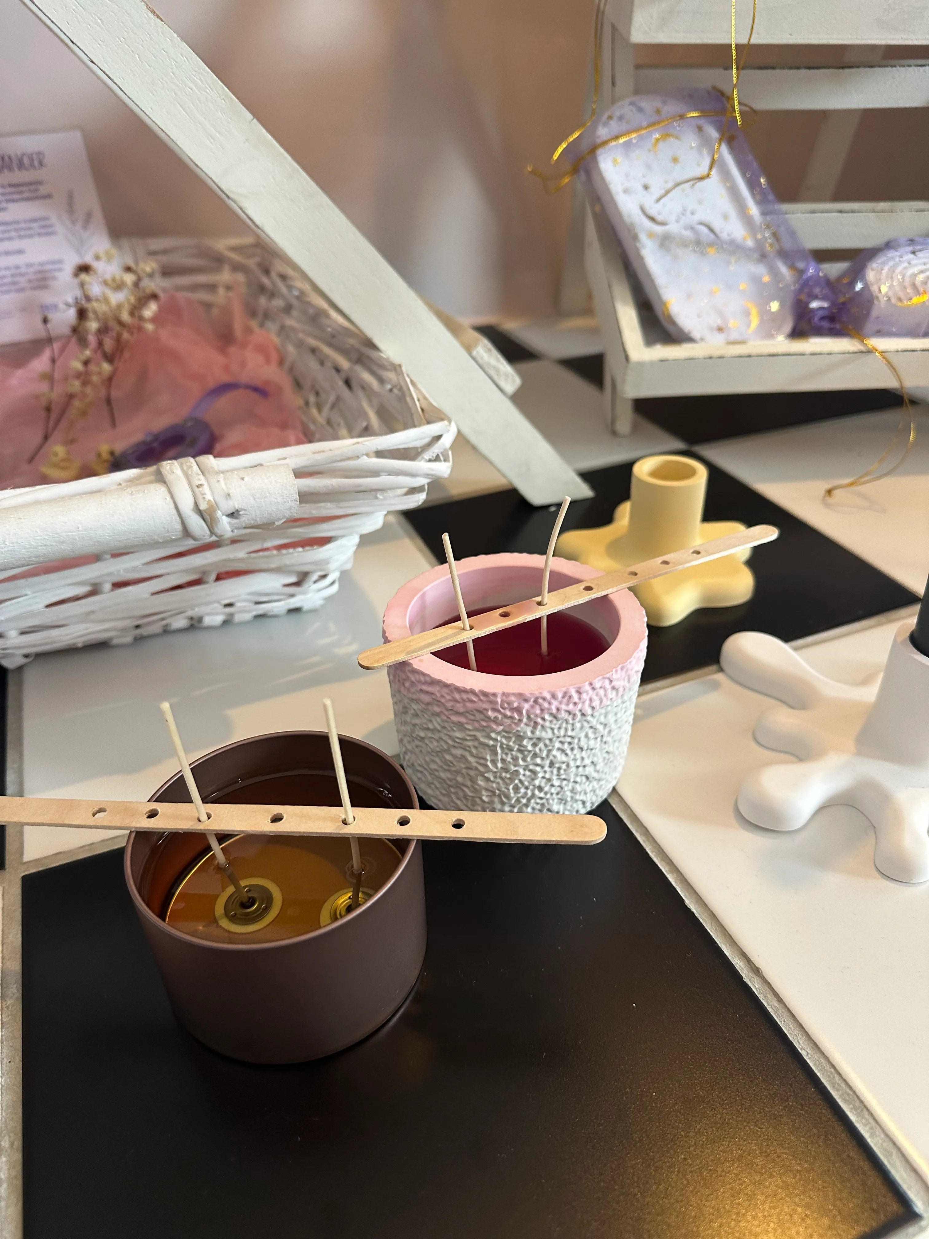 Kerzen in Formen auf schwarzer Oberfläche.