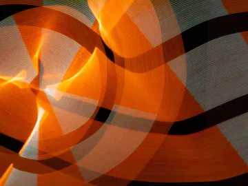 Schwungen mit orangefarbenem Licht auf einem dunklen Hintergrund.