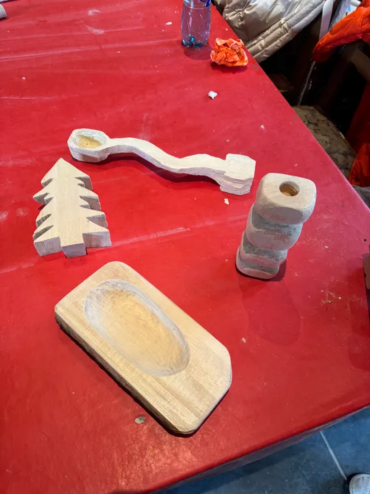 Holzhandwerke auf rotem Tisch.